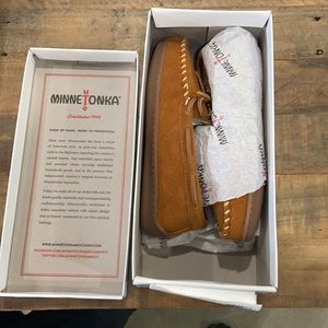 Minnetonka Pile lined Hardsole size 6